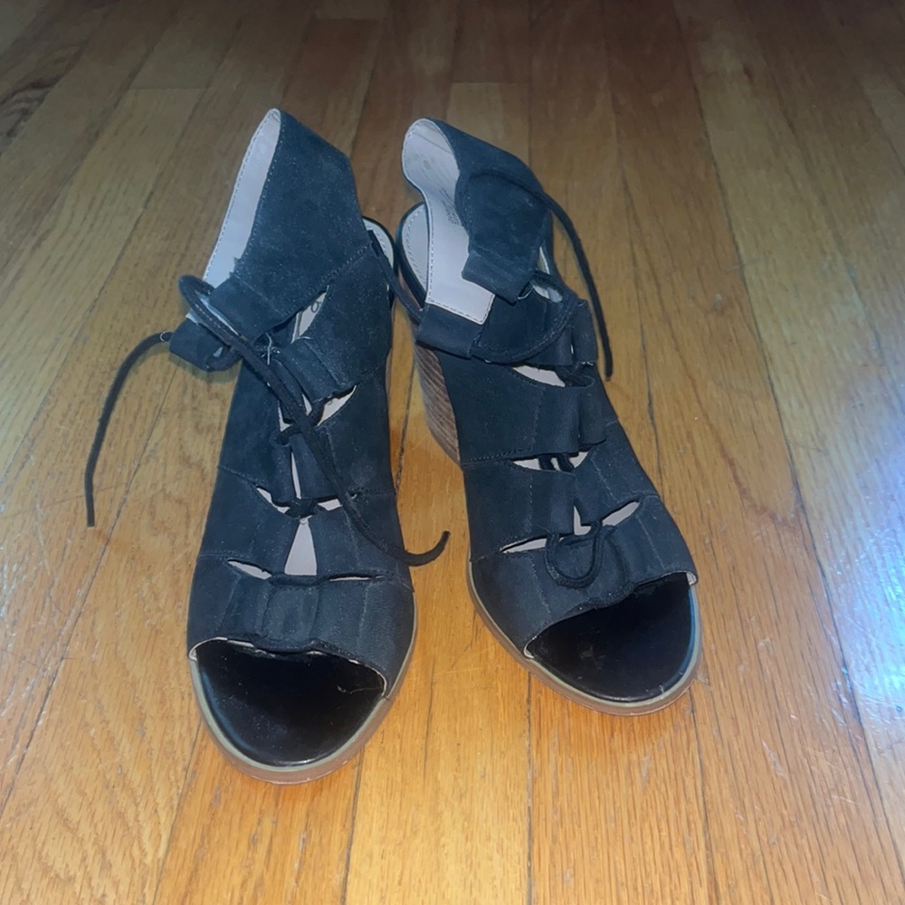 Hinge Black lace up block heeled sandals